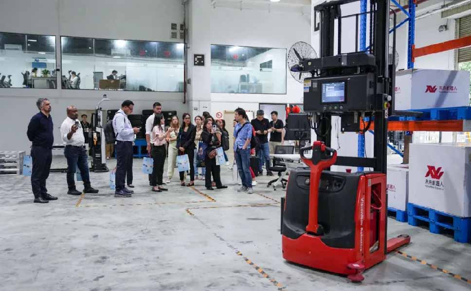 快讯 |「香港科技大学调研团」到访参观未来机器人深圳总部