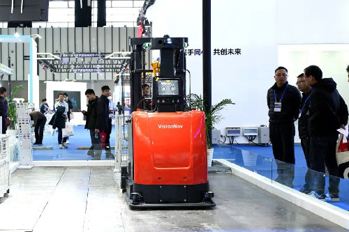 三层料笼堆叠，未来机器人VNP15无人叉车闪耀2023世界智能制造大会