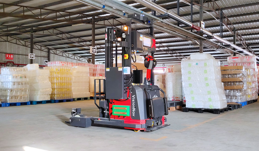 AGV小车智能叉车实现跨楼层搬运助力食品加工企业智能化生产管理