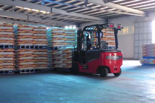 山东智能叉车案例 | 未来机器人VNE30平衡重无人叉车落地化肥行业，软包堆叠更平稳！
